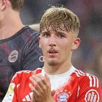 体育平台-拜仁总监谈小将卡尔：他是个充满自信的出色球员，队友们也接纳他